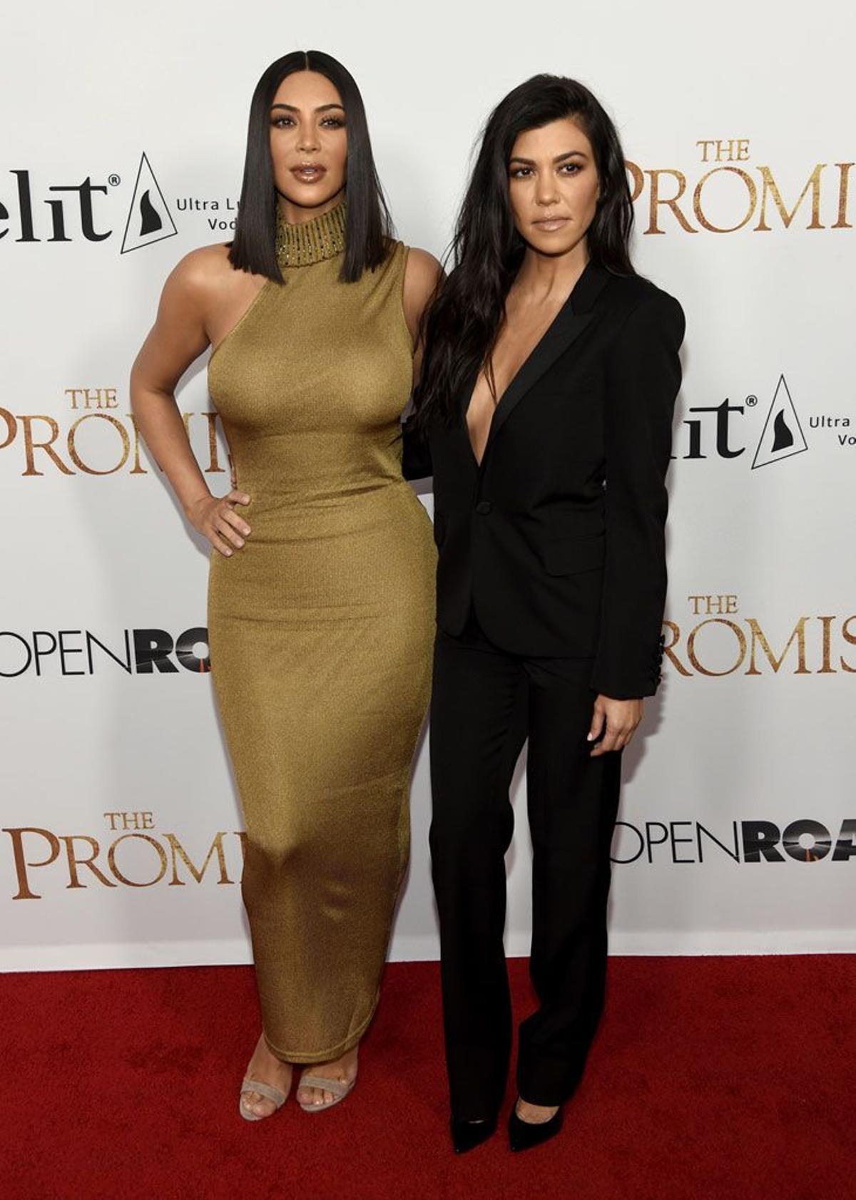Kim Kardashian y Kourtney Kardashian en el estreno de 'The Promise'