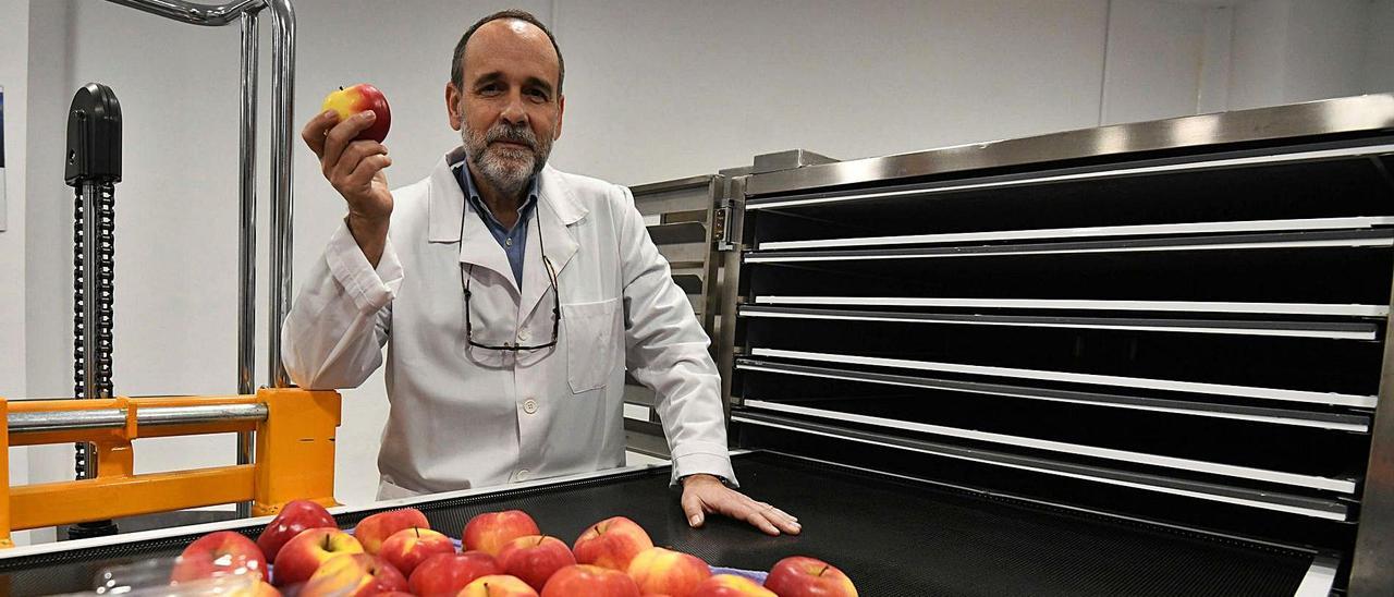 Alberto Lendoiro, en el 
obrador pontevedrés 
donde ha desarrollado 
las recetas de snacks. 
  | // GUSTAVO SANTOS