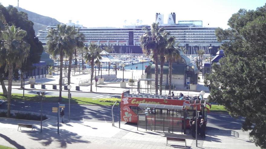 El crucero Oosterdam desde la Muralla  de Carlos III de Cartagena