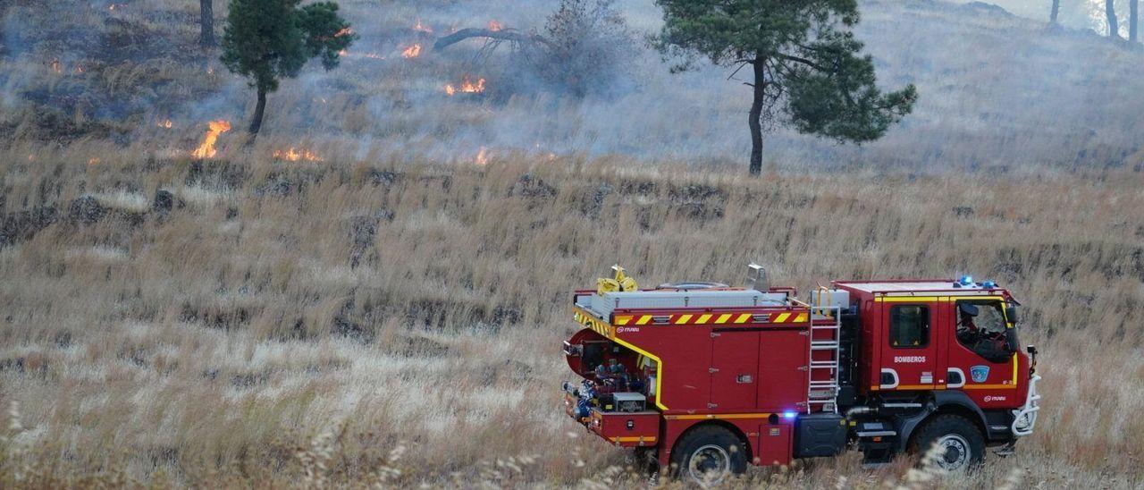 Un incendio calcina casi al completo el Cerro de los Pinos