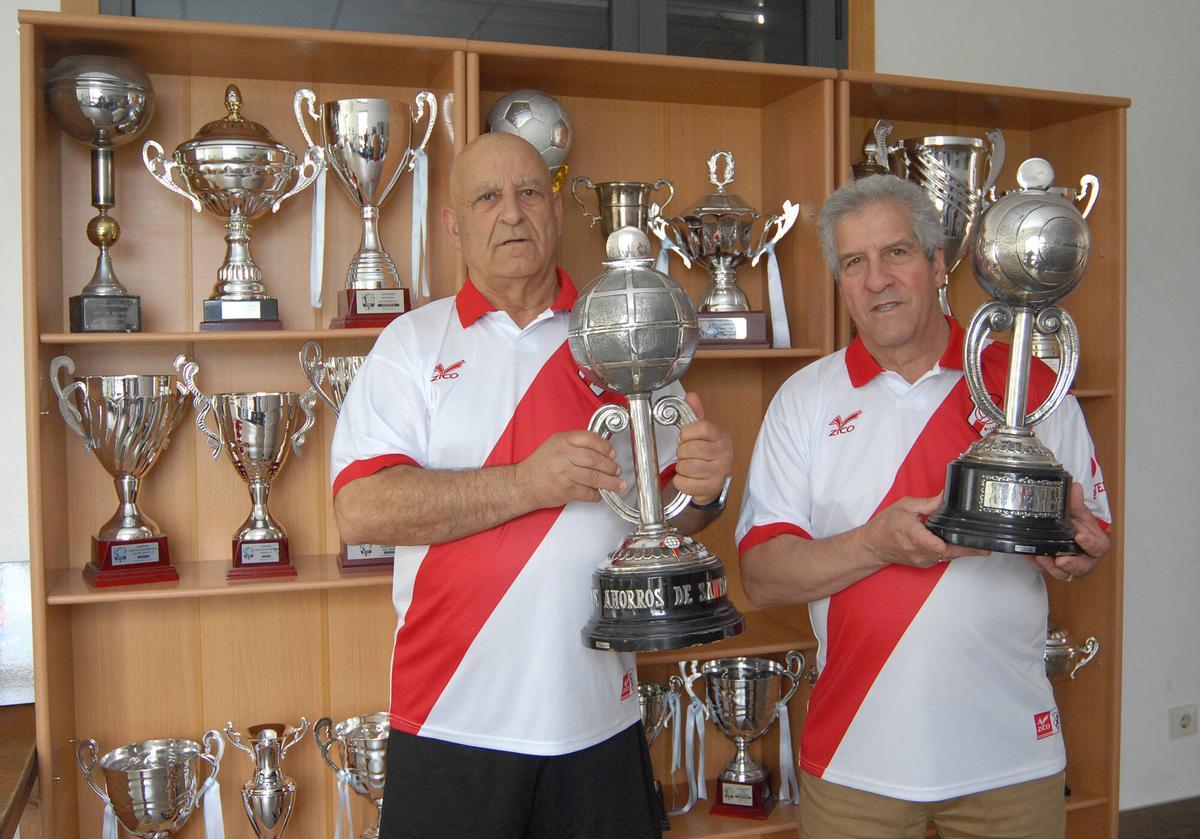 Los exjugadores Luis Currás y Darío Brea muestran las copas ganadas en 1977 Y 1984.