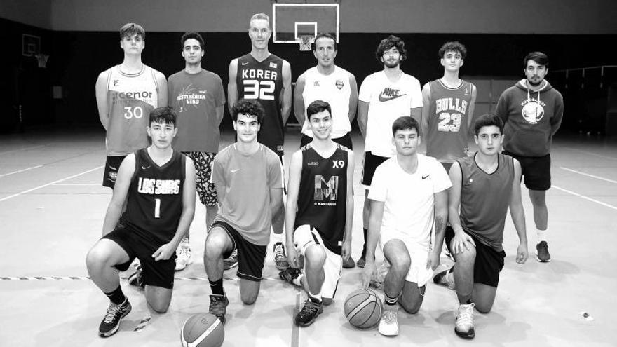 Jugadores del primer equipo sénior del Novo Basket, en el Mercantil.  | // PABLO HERNÁNDEZ GAMARRA