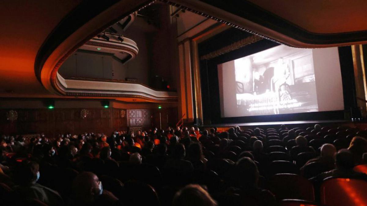 Público en el Teatro Filarmónica viendo una proyección.  | MIKI LÓPEZ