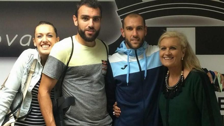 Gonzalo y Luis junto a su hermana Gemma y su madre María Antonia en el partido del Cartagonova.