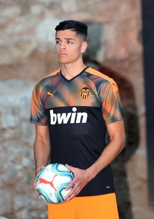 Así es la nueva equipación del Valencia CF para la temporada 2019/2020