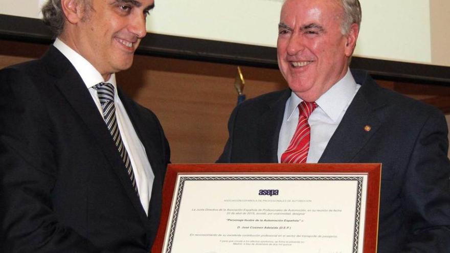 Jorge Cosmen, a la izquierda, recibe el premio de Aparicio.