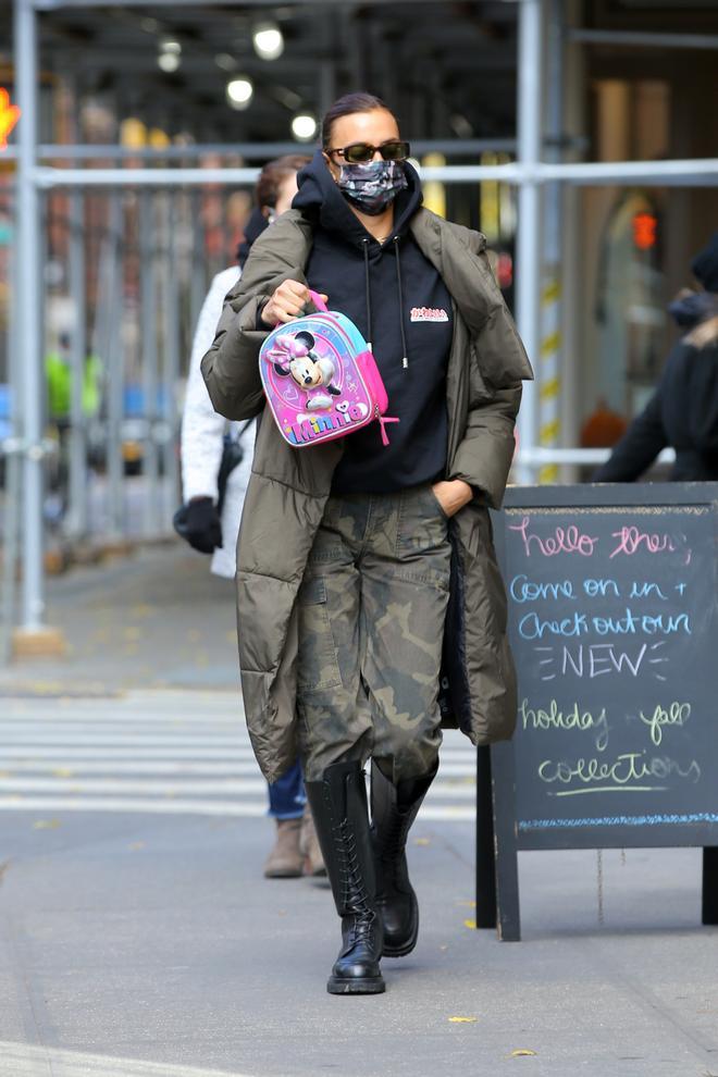 Irina Shayk sabes que las botas altas con cordones, que Paula Echevarría llevó de Stradivarius, quedan ideales con vestidos y también con pantalones militares