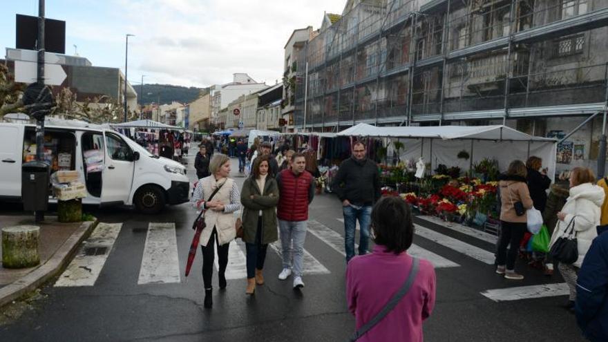 Pocos clientes y menos bolsas en el mercadillo de Bueu