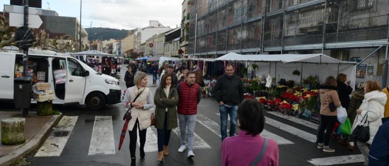 Paseantes en el entorno del mercadillo de Bueu, en la calle Montero Ríos.   | // GONZALO NÚÑEZ