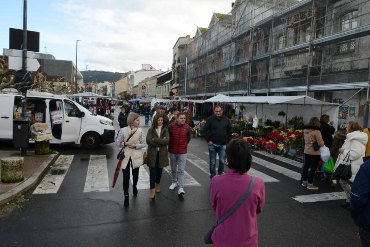 Paseantes en el entorno del mercadillo de Bueu, en la calle Montero Ríos.   | // GONZALO NÚÑEZ