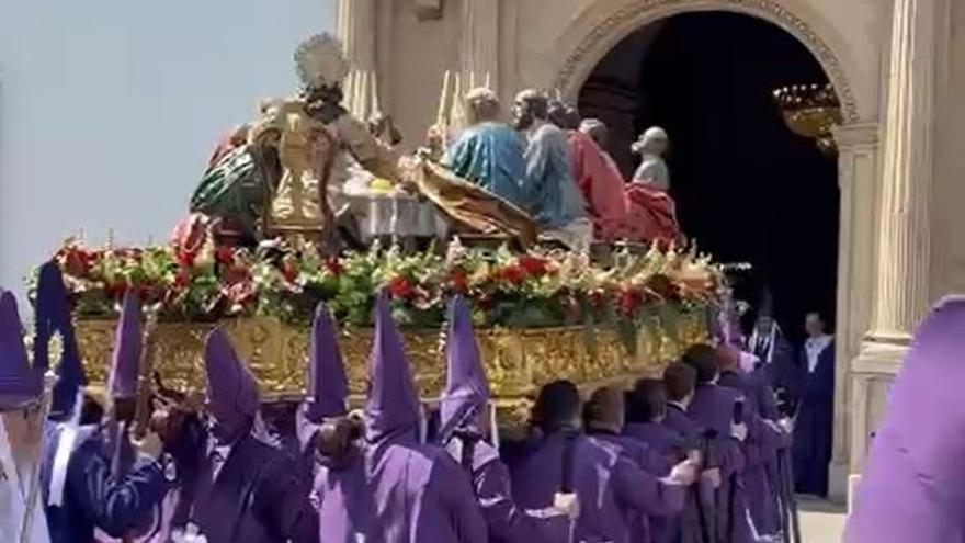 Entrada de la Santa Cena en la Iglesia de Jesús tras cinco horas y media de procesión