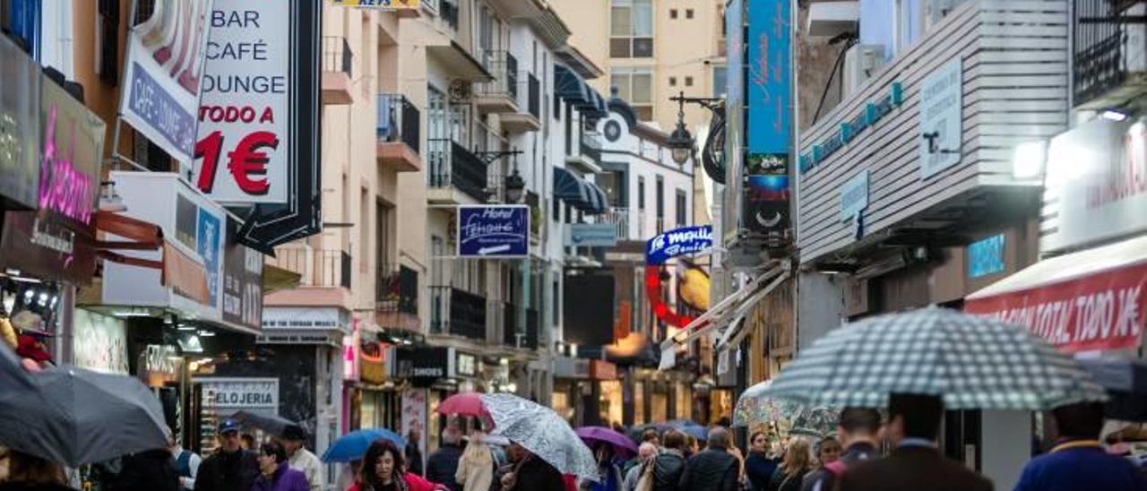 Una de las calles comerciales de Benidorm llena de cartelería que ahora regulará la ordenanza de publicidad.