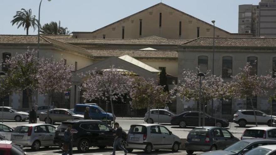 Imagen del edificio que acoge el Palacio de Justicia de Alicante, en Benalúa, que se remodelará y completará con un inmueble nuevo enfrente.