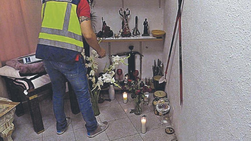 Un altar de magia negra en uno de los pisos de la banda.