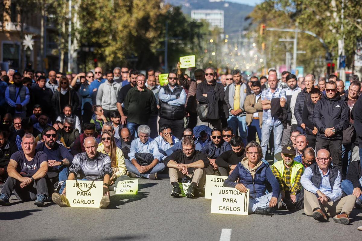 Marcha lenta de taxistas en Barcelona por la muerte de un compañero