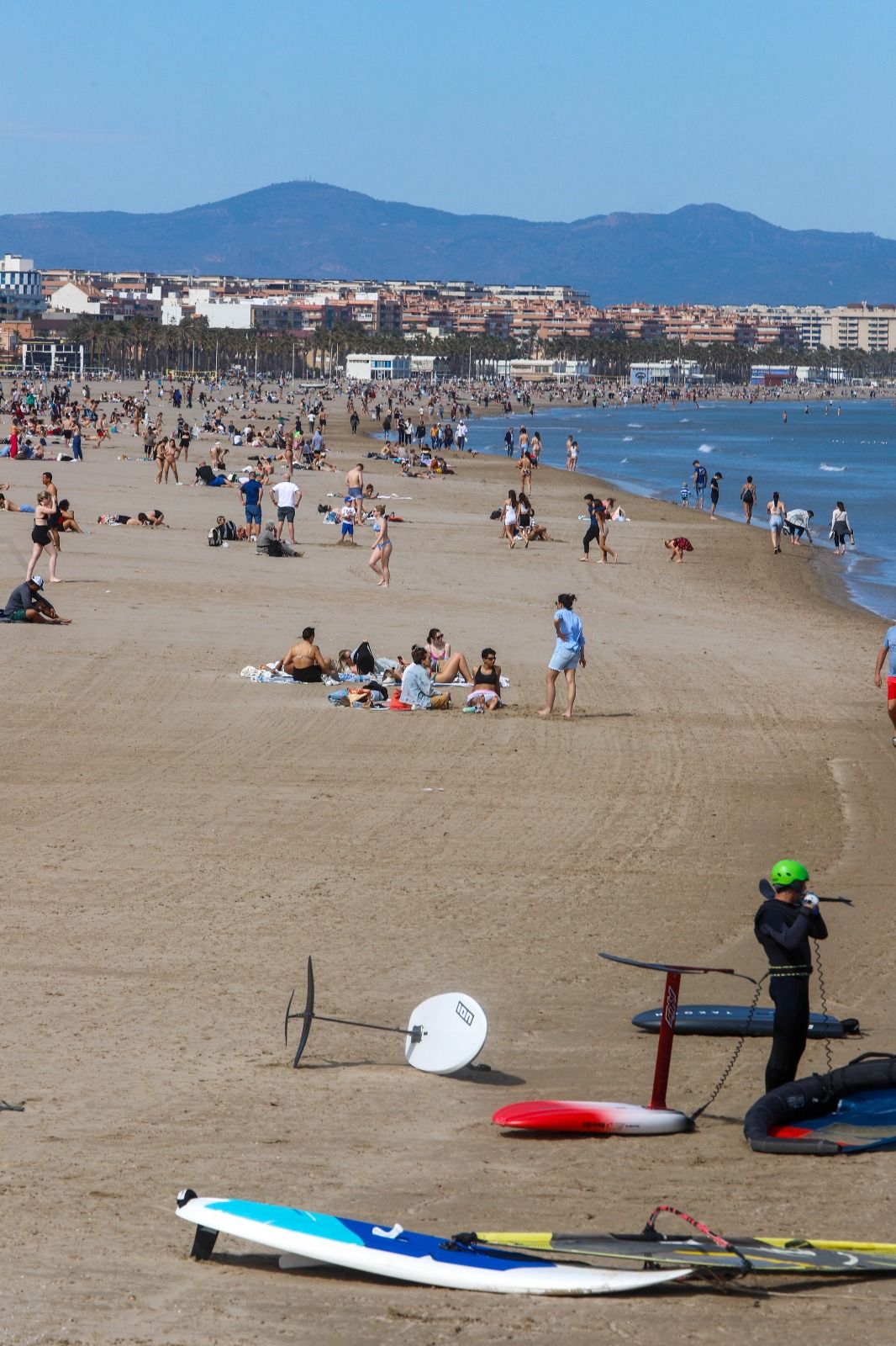 Los valencianos toman la playa en un sábado que roza los 30 grados