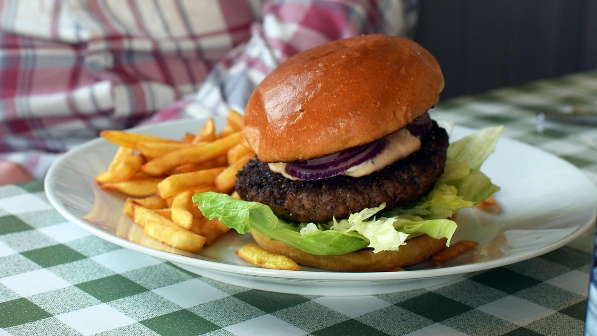 Imagen de archivo de una hamburguesa en un restaurante