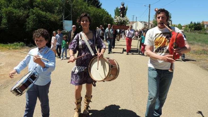 El párroco frente al santo durante la ceremonia de la bendición.