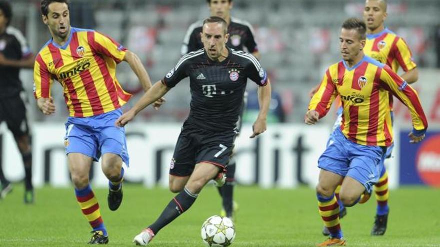 Ribéry, sustituido al descanso, avanza ante la vigilancia de Jonas y Pereira.