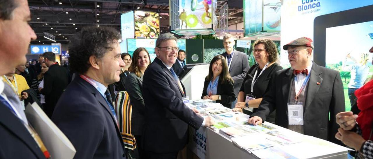 El presidente Ximo Puig junto a Francesc Colomer en el estand de la Costa Blanca en Londres este lunes