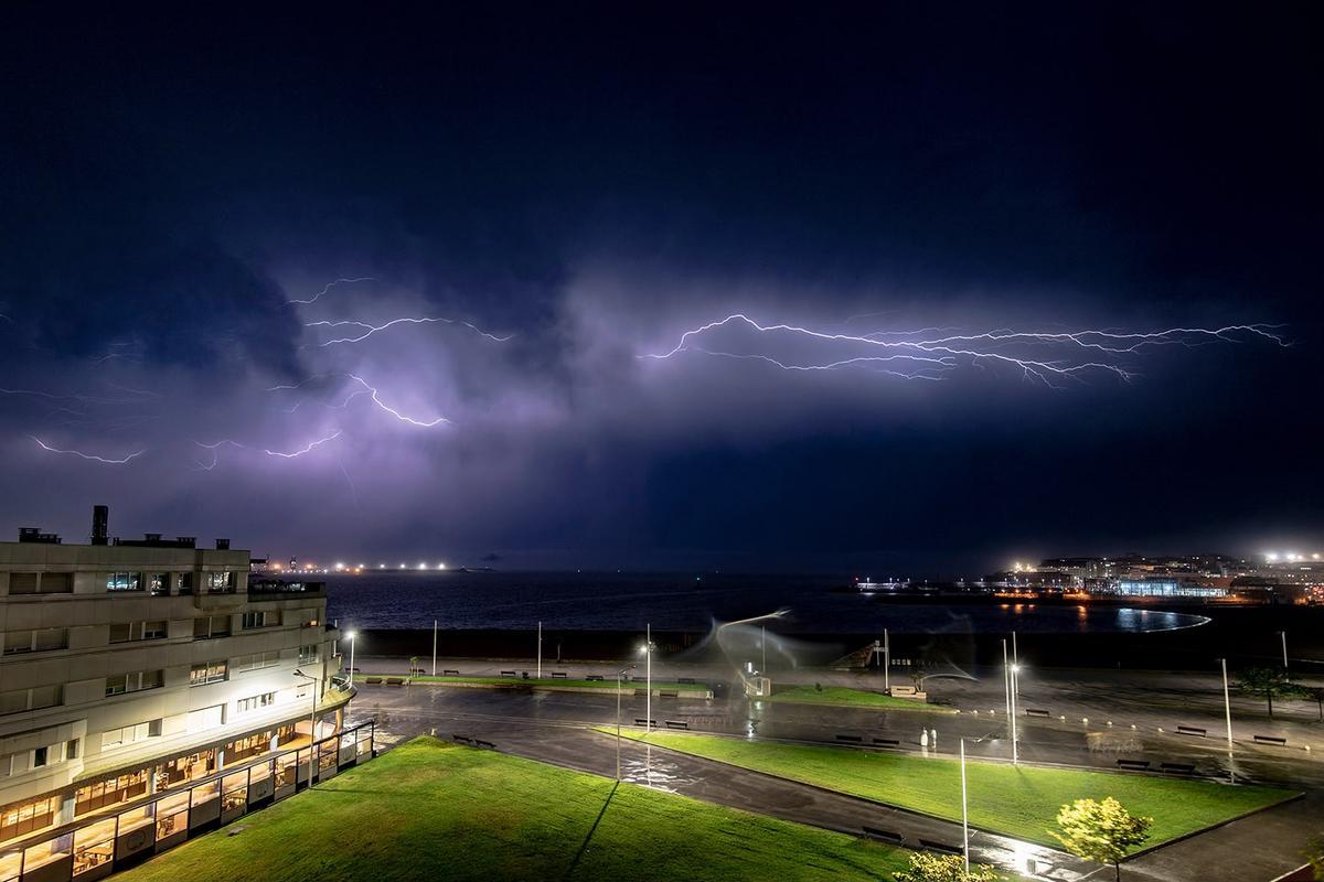 Las impresionanes imágenes de la tormenta eléctrica en Poniente, Gijón