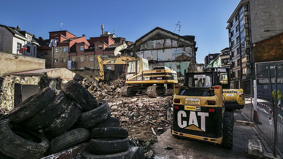 Obras de derribo del edificio que acogió el café Toniher, ejecutadas en noviembre del pasado año. | Irma Collín