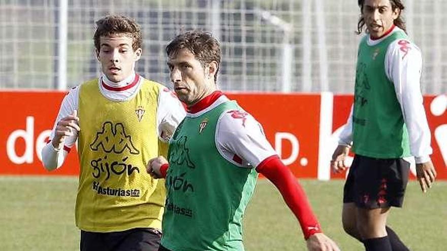 Juan Muñiz presiona a Eguren en un entrenamiento con el primer equipo.