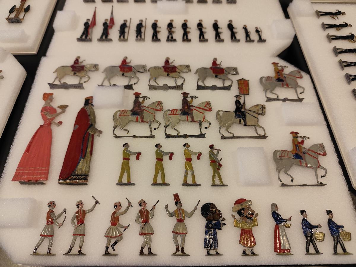 Algunes de les figures de plom que formen part d'aquesta processó de Corpus extraordinària concebuda, inicialment, com una joguina per a infants.