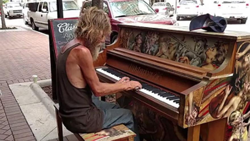 Daniel Gould, durante su interpretación callejera en Saratosa (Florida), el 30 de junio