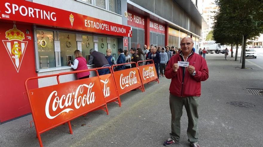 Ángel Sánchez, tras retirar su entrada en El Molinón.