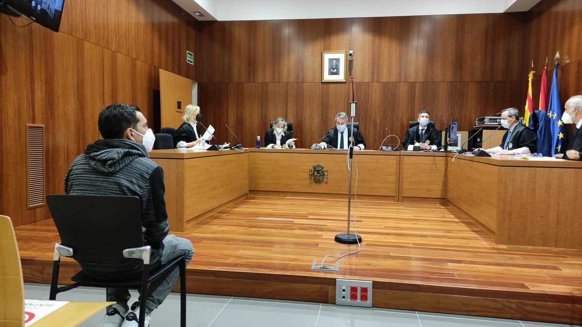 El acusado en el banquillo de la Audiencia de Zaragoza.