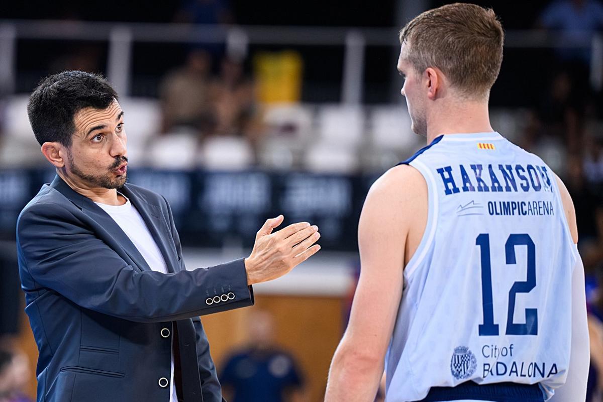 Aleix Duran, dando instrucciones a Hakanson en un encuentro del Joventut