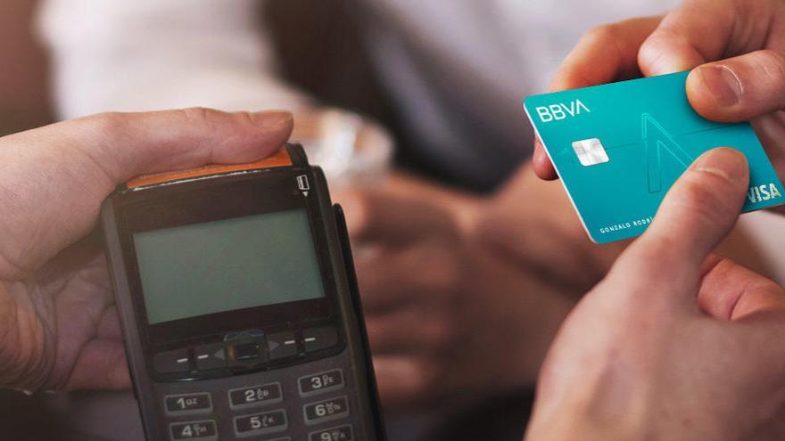 BBVA bonifica amb quinze euros els nous clients que facin una compra amb la targeta Aqua BBVA