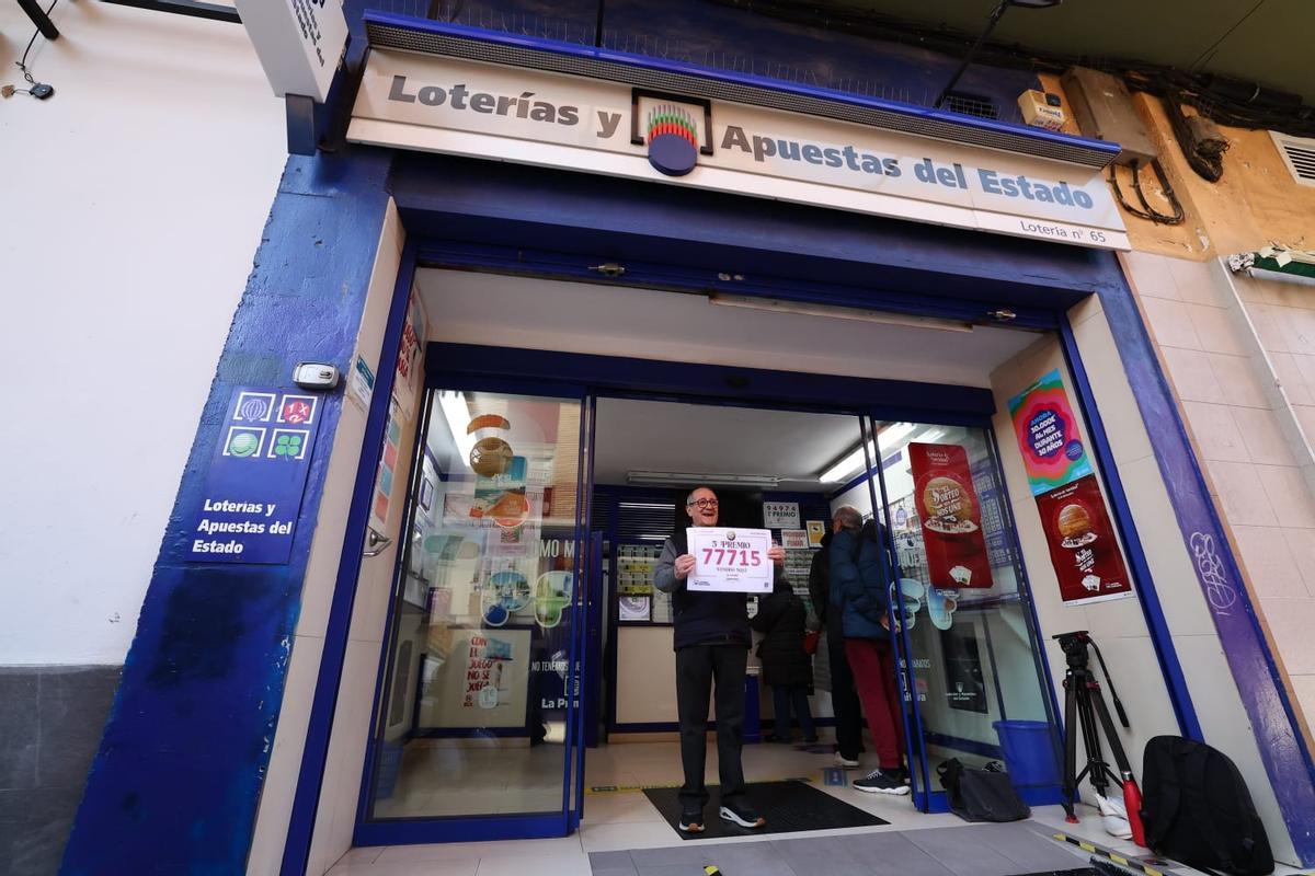 La administración de loterías de calle La Salina en Zaragoza ha repartido un quinto premio, el 77715.