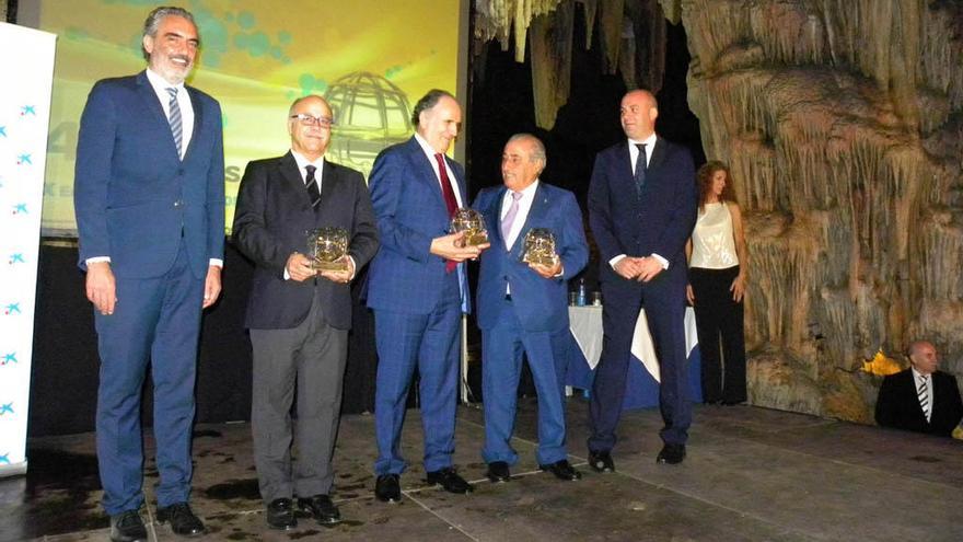 Premiados y autoridades autonómicas, provinciales y locales posaron sobre el escenario de la Cueva de Nerja.