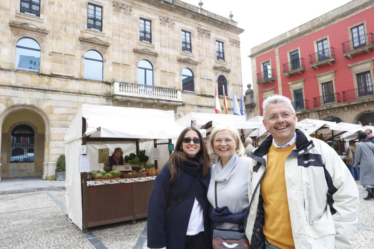 Semana Santa con "sabor a verano" en Gijón: en imágenes Semana Santa con "sabor a verano" en Gijón: en imágenes