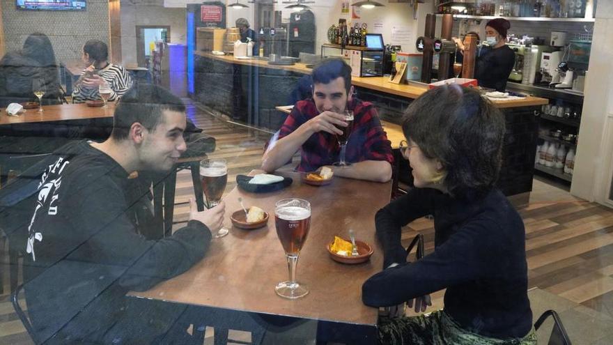 Jóvenes tomando cervezas en un bar de Santiago de Compostela a 4 de diciembre de 2020.