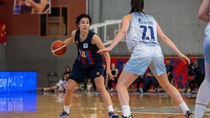 Ainhoa López conduce un balón