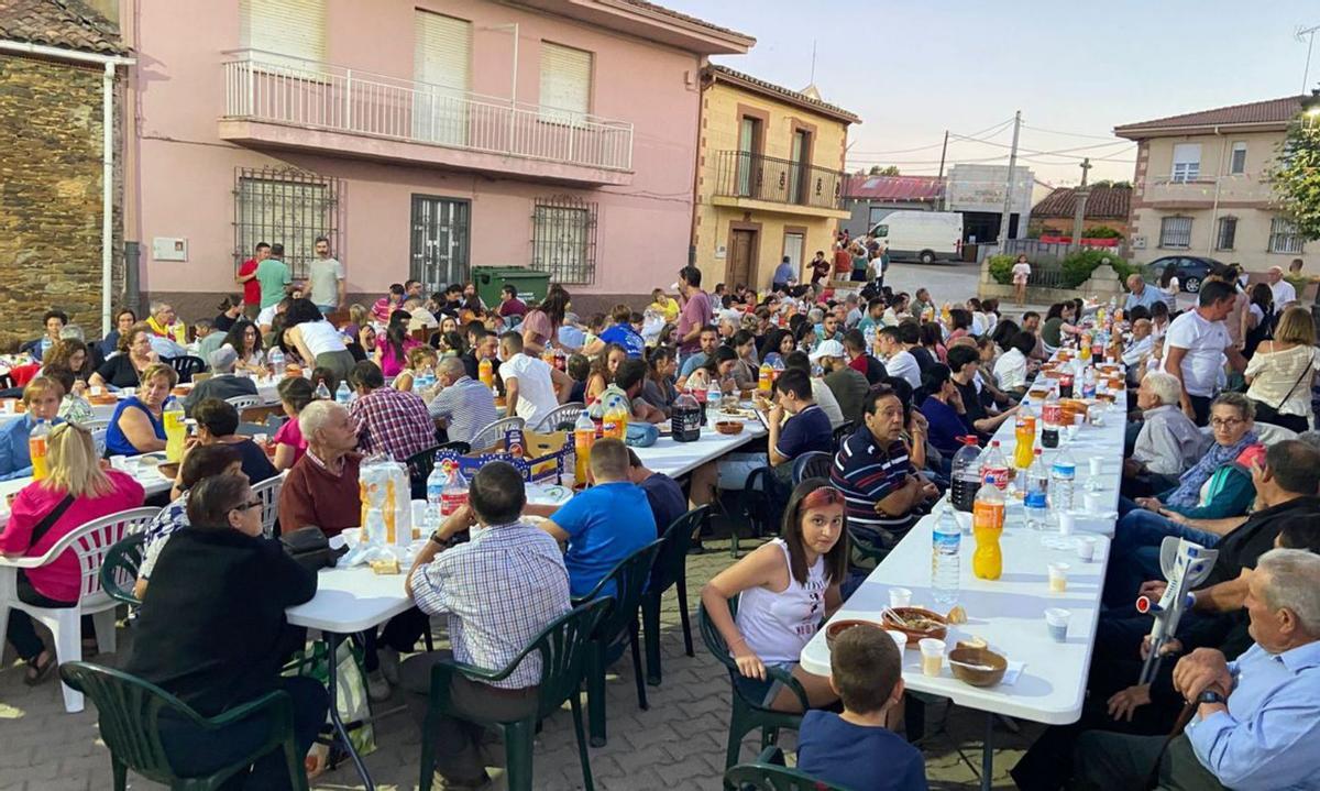 Multitudinaria cena ofrecida por el coto de caza San Salvador. | Ch. S.