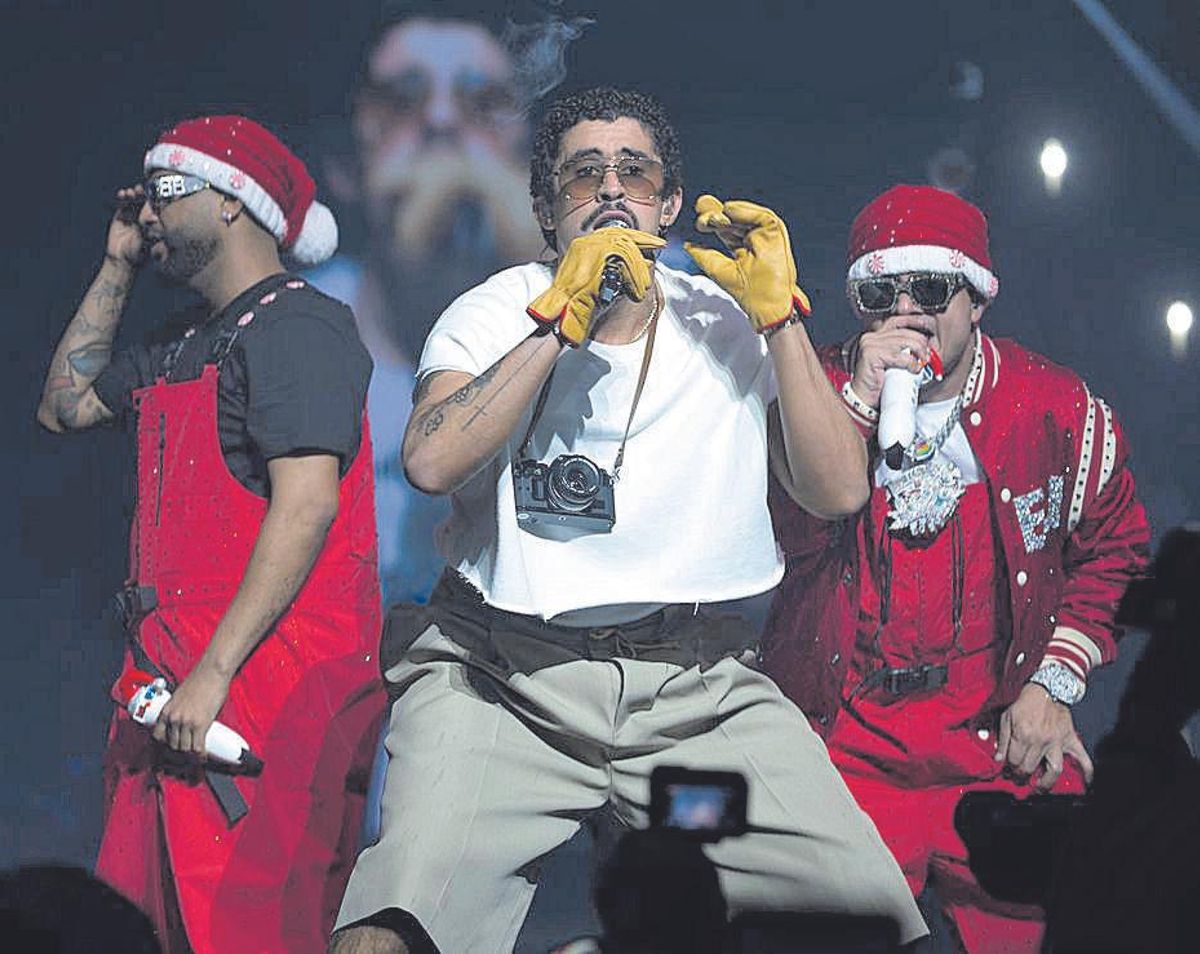 AME6929. SAN JUAN (PUERTO RICO), 22/12/2024.- Jowell, Randy y Bad Bunny (c) durante el concierto en su gira 3 D, en el Coliseo Jose Miguel Agrelot, anoche. EFE/Thais Llorca. CANTANTE. MUSICA