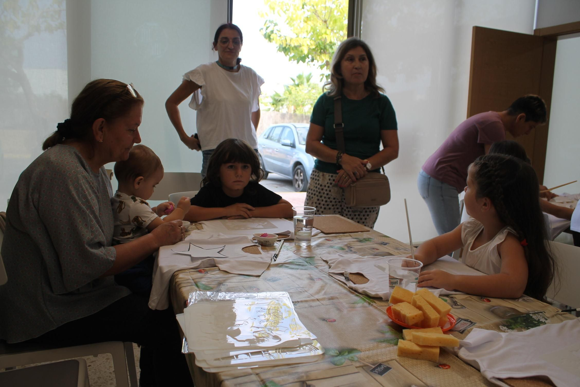 Galería de imágenes: Nietos y abuelos pintan camisetas en el taller de las fiestas de Cala de Bou