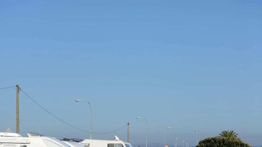 Autocaravanas estacionadas en el parking de A Illa de Arousa el pasado fin de semana. // Noé Parga