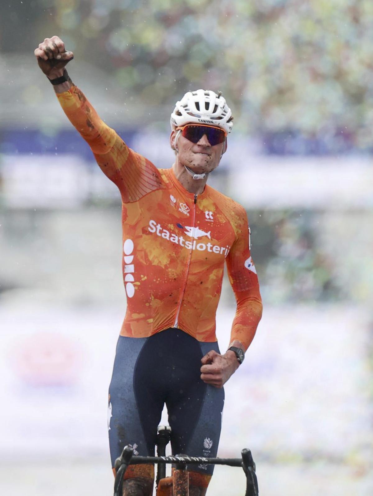 Van der Poel celebra su victoria. |  Efe