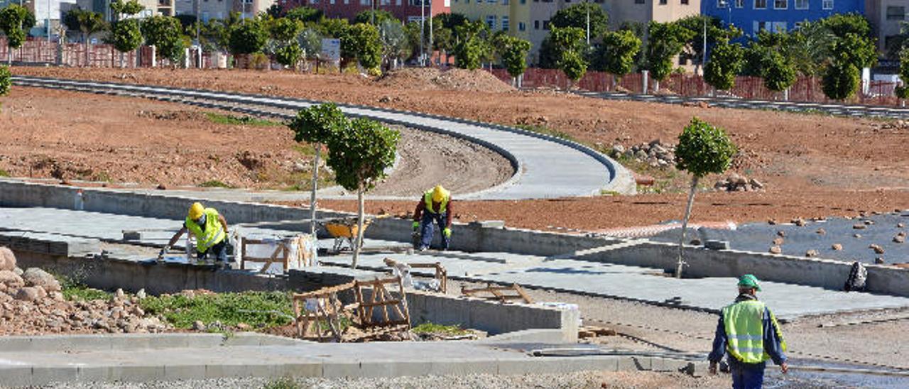 Obreros trabajando en el parque Camilo Sánchez.