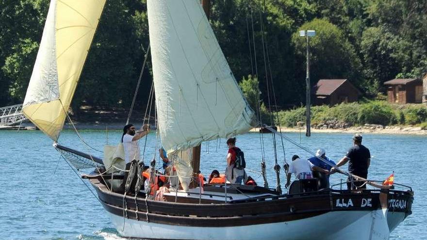 El galeón &quot;Illa de Cortegada&quot;, navegando en las inmediaciones de la isla. // Iñaki Abella