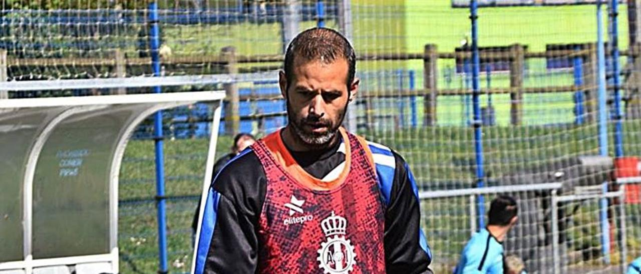 Davo Armengol, en el entrenamiento de ayer del Avilés. | R.A.