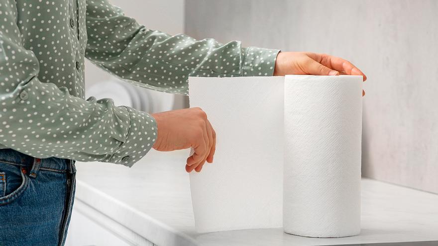 Meter un rollo de papel de cocina dentro de la nevera: la simple solución que cada vez hace más gente