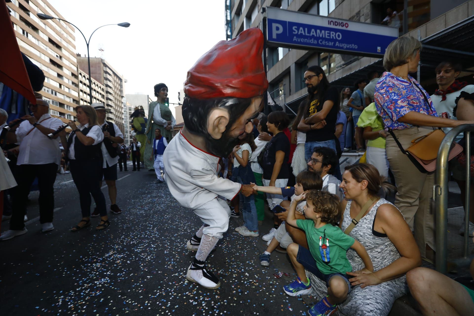 EN IMÁGENES | El desfile el pregón llena de ilusión las calles de Zaragoza
