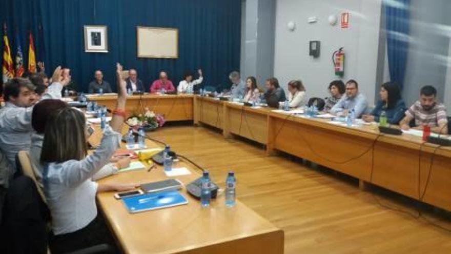 El tripartito aprueba en solitario las primeras cuentas en cinco años y desbloquea la gestión municipal