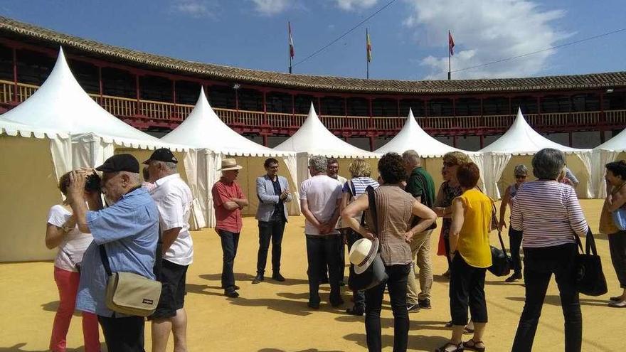 Los aficionados franceses escuchan las explicaciones del alcalde sobre la plaza de toros.